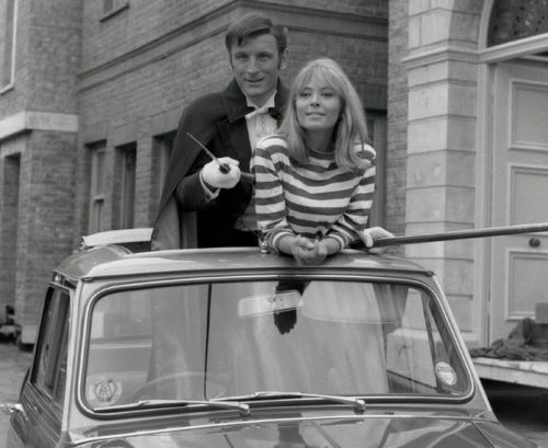 Chummy over there looks in need of a dose of RAPIER-JUSTICE to the armpit, what?